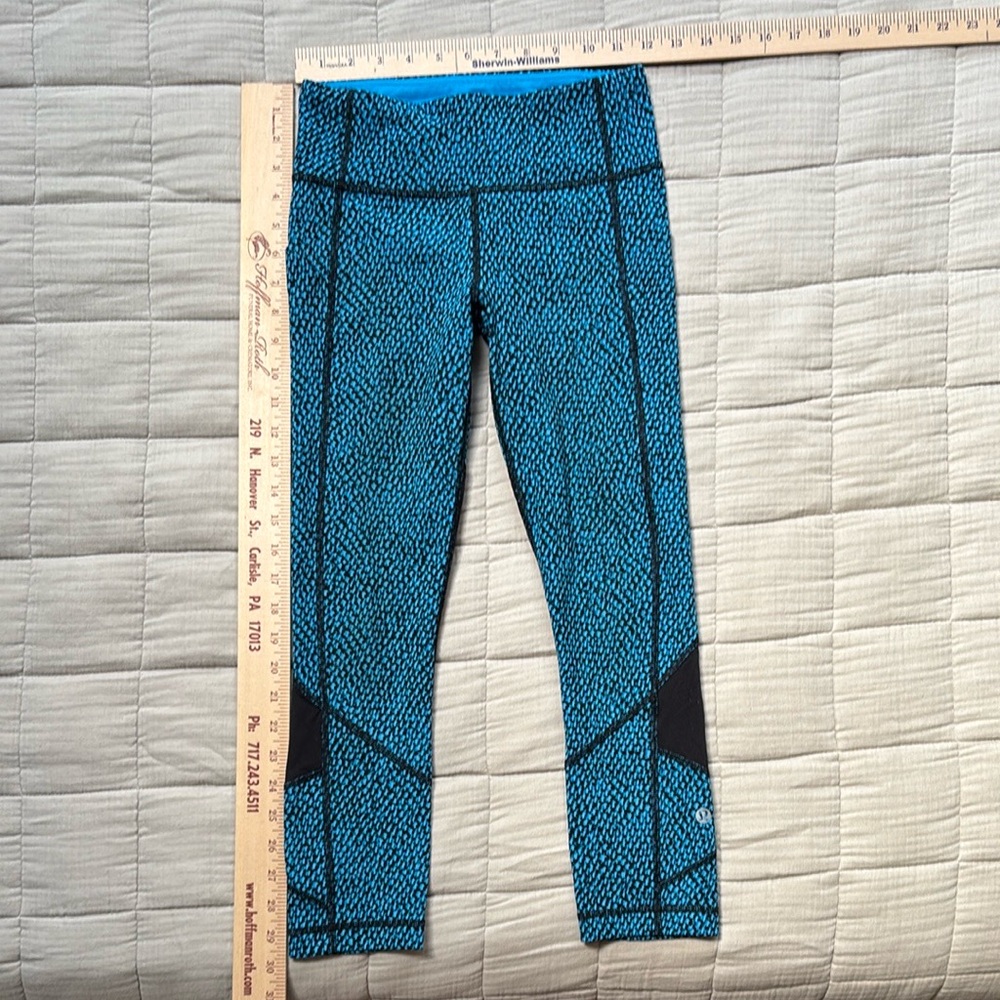 Lululemon Pace Rival Crop Legging 
Scatter Star Beach Blanket Blue Black Size 2